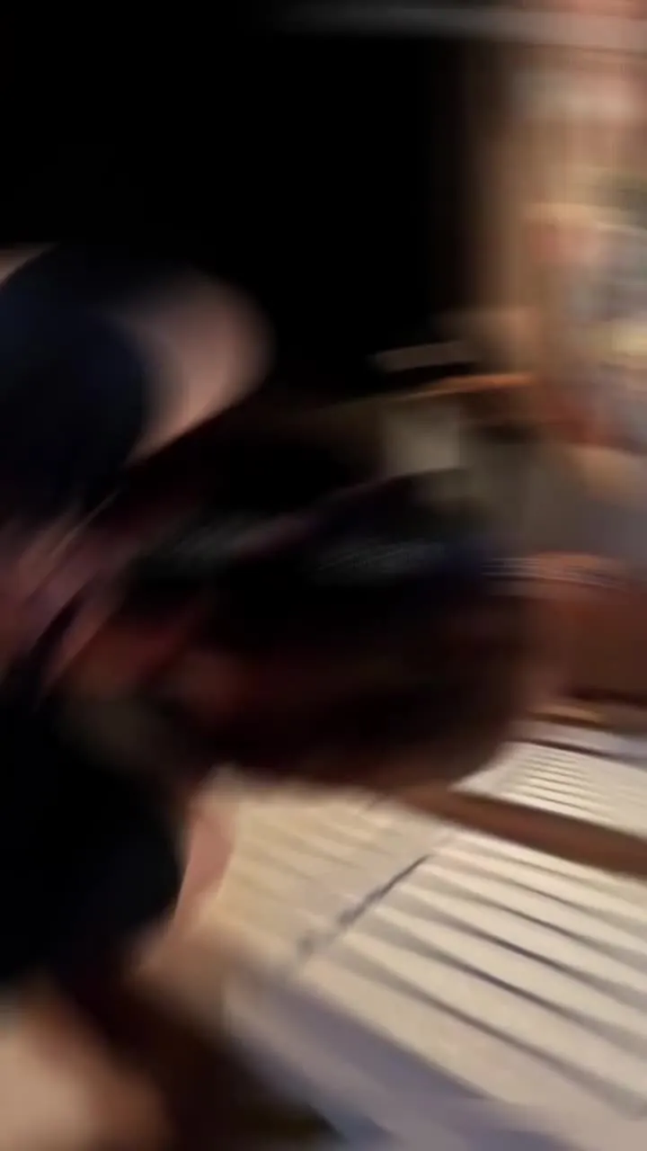 Deus cornudo que se compra a si próprio - quer promover-se rapidamente, a mulher deve ser boa a fazer sexo oral, o homem cornudo sentado na caixa para gravar o sexo da mulher e do patrão, jogar a estimulação diretamente no restaurante para se envolver