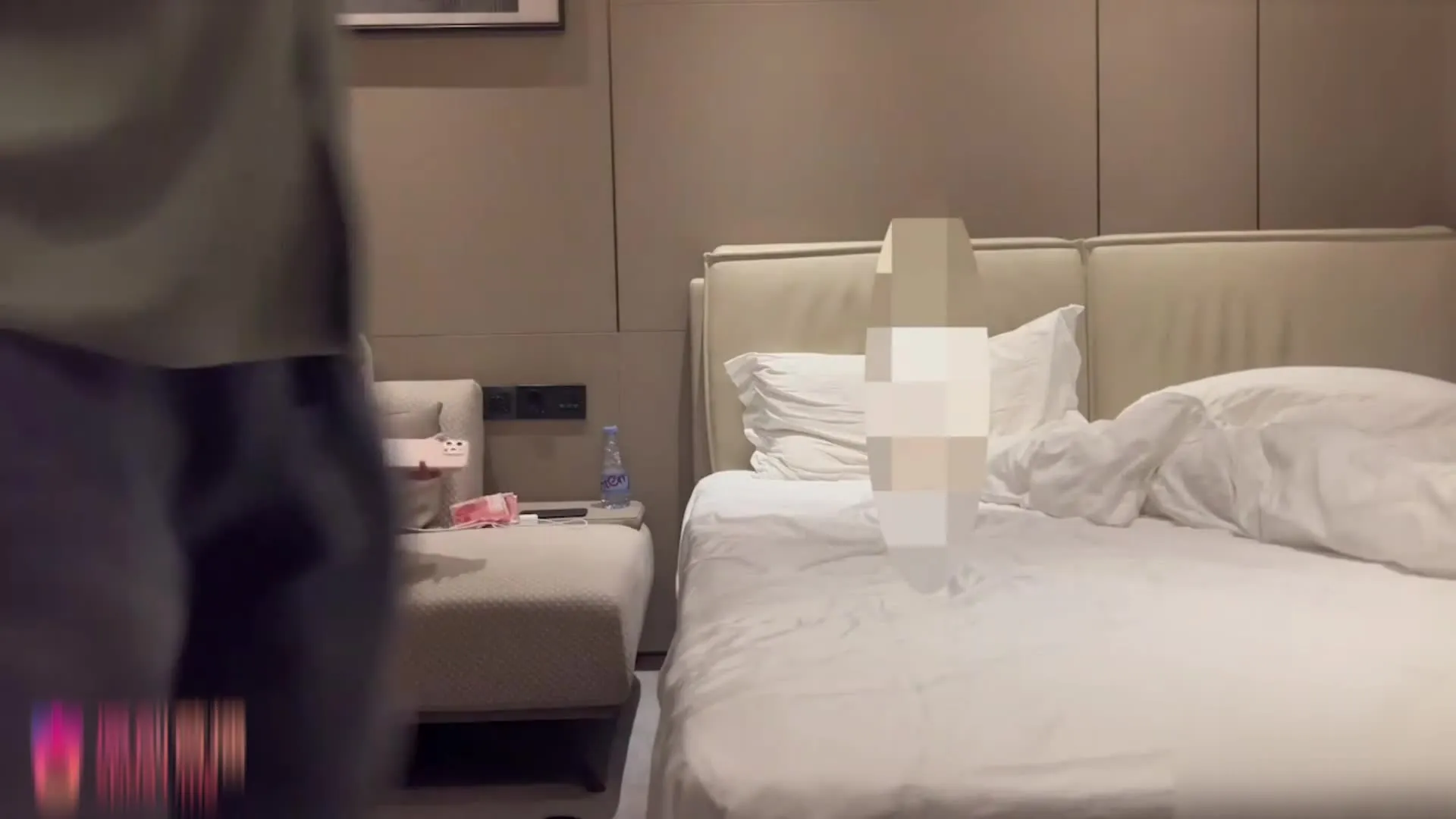 Apricot Bar Building Materials Wang 3000 about the real big wave of student girls, girls alert want to lower the lights, nature is not agreed, a variety of postures angle to her fuck all over the place