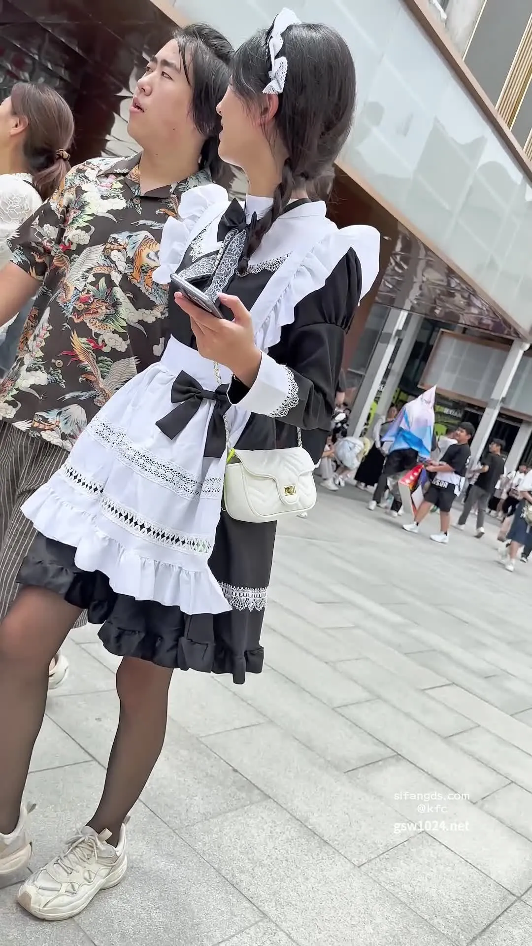 Un giro da cameriera un po' semplice, anche con il fidanzato intorno, si vedono ancora gli slip di seta nera!