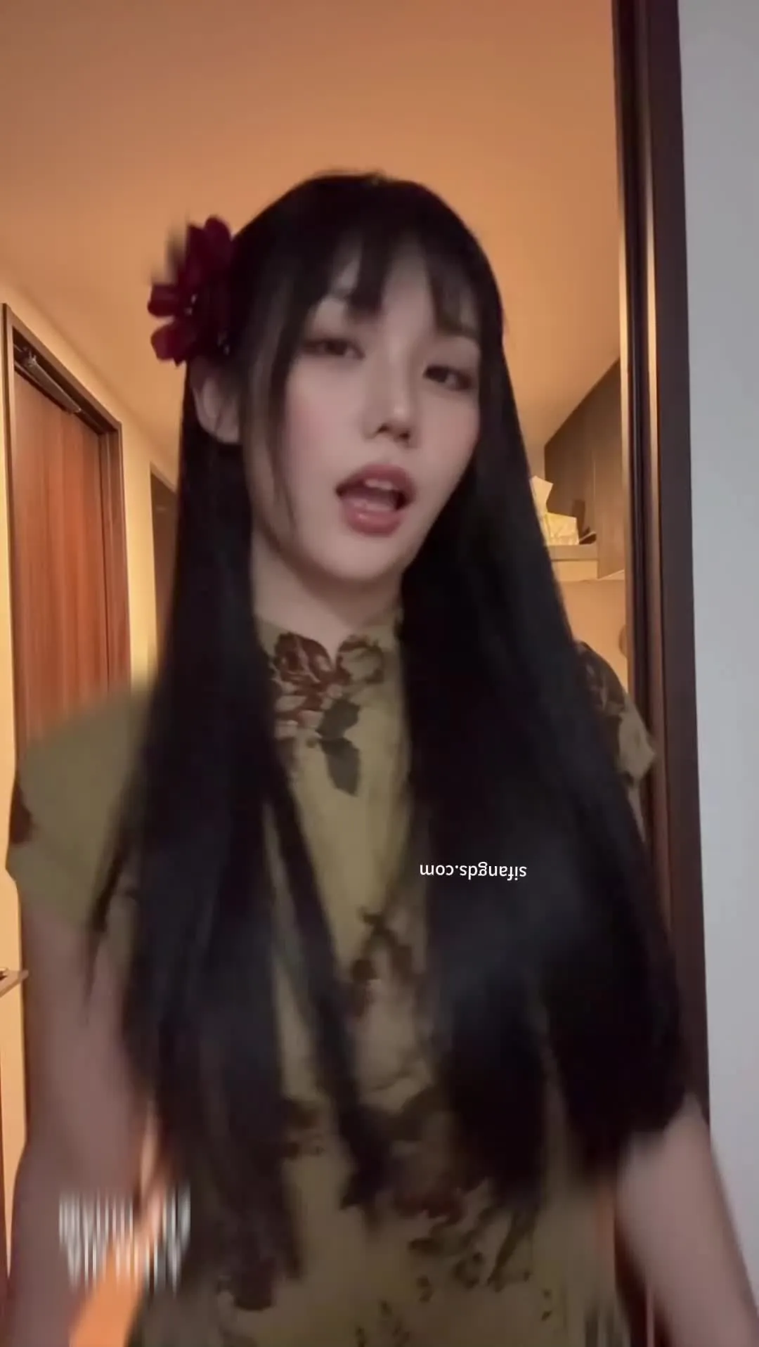 Voglio solo godermi il culo della Jitterbug Corn Sister originale.