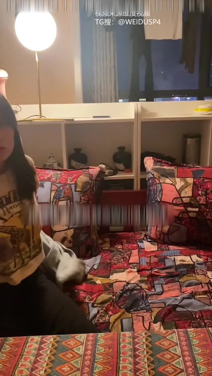 ビル管理者はモニターを見ていない。 誰かが階段の吹き抜けで密会している！