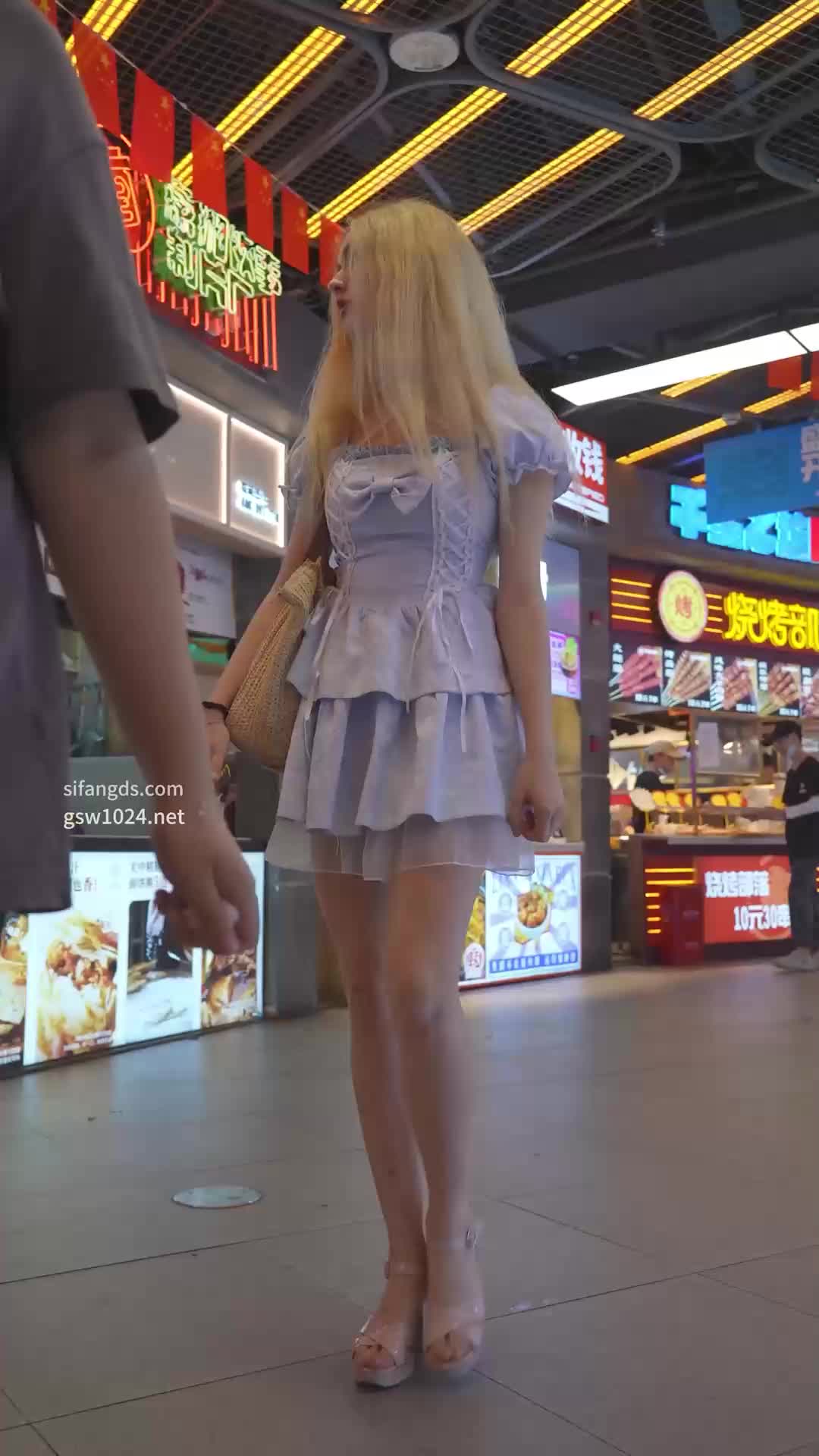 Русская длинноногая красавица, похожая на маленькую принцессу, с трусиками, зажатыми в одной