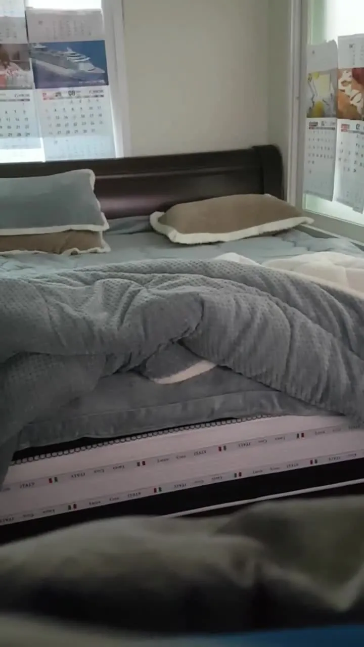 Bir erkeği siken adam ve beyaz etinden aykırı bir orospuyu siken ve müstehcen sesler çıkaran bir kadın ~~ 100 puan