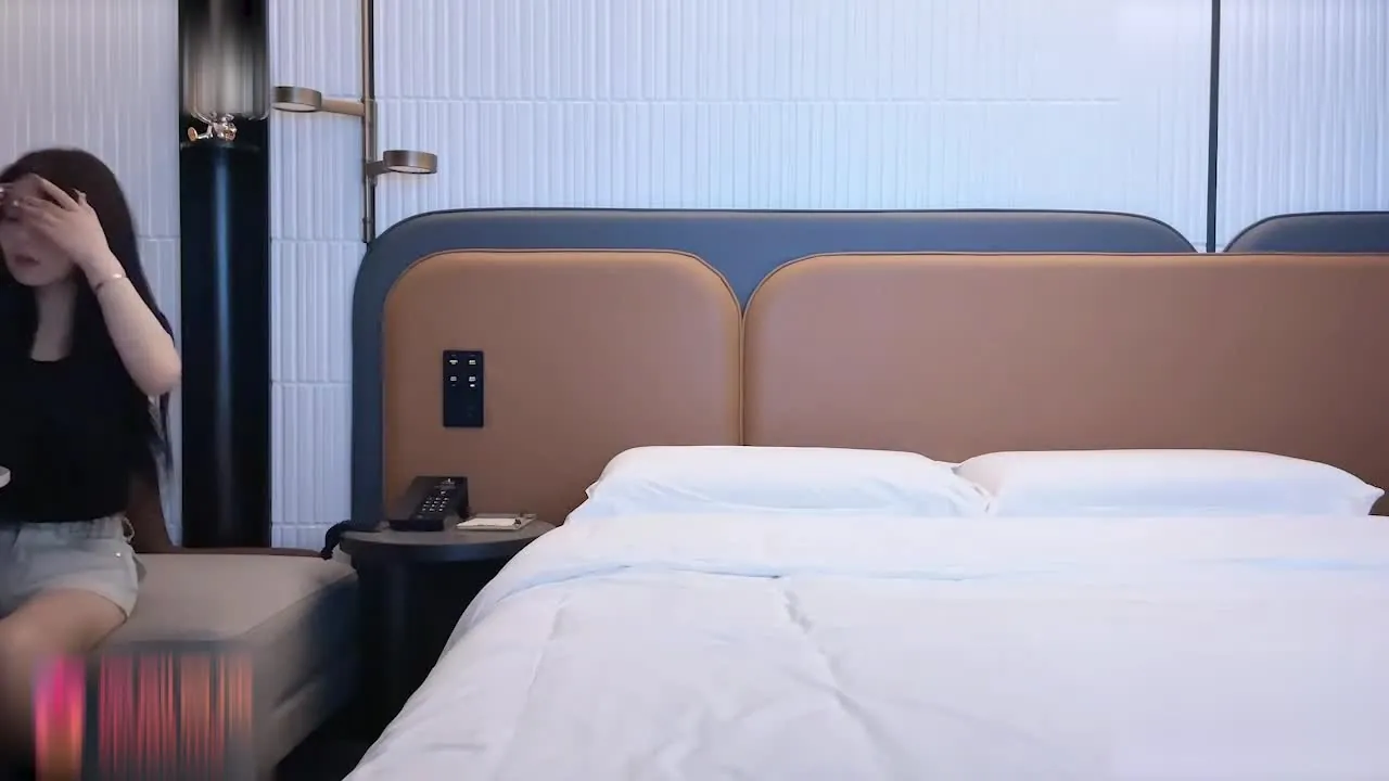 barra de albaricoque rey de seguridad sobre una chica alta, cuerpo delgado valor de la cara alta, vistiendo Qi fuerza pequeños pantalones cortos, el sexo oral es bastante bueno no es muy cooperar, sólo se seca no mucho tiempo para instarme a