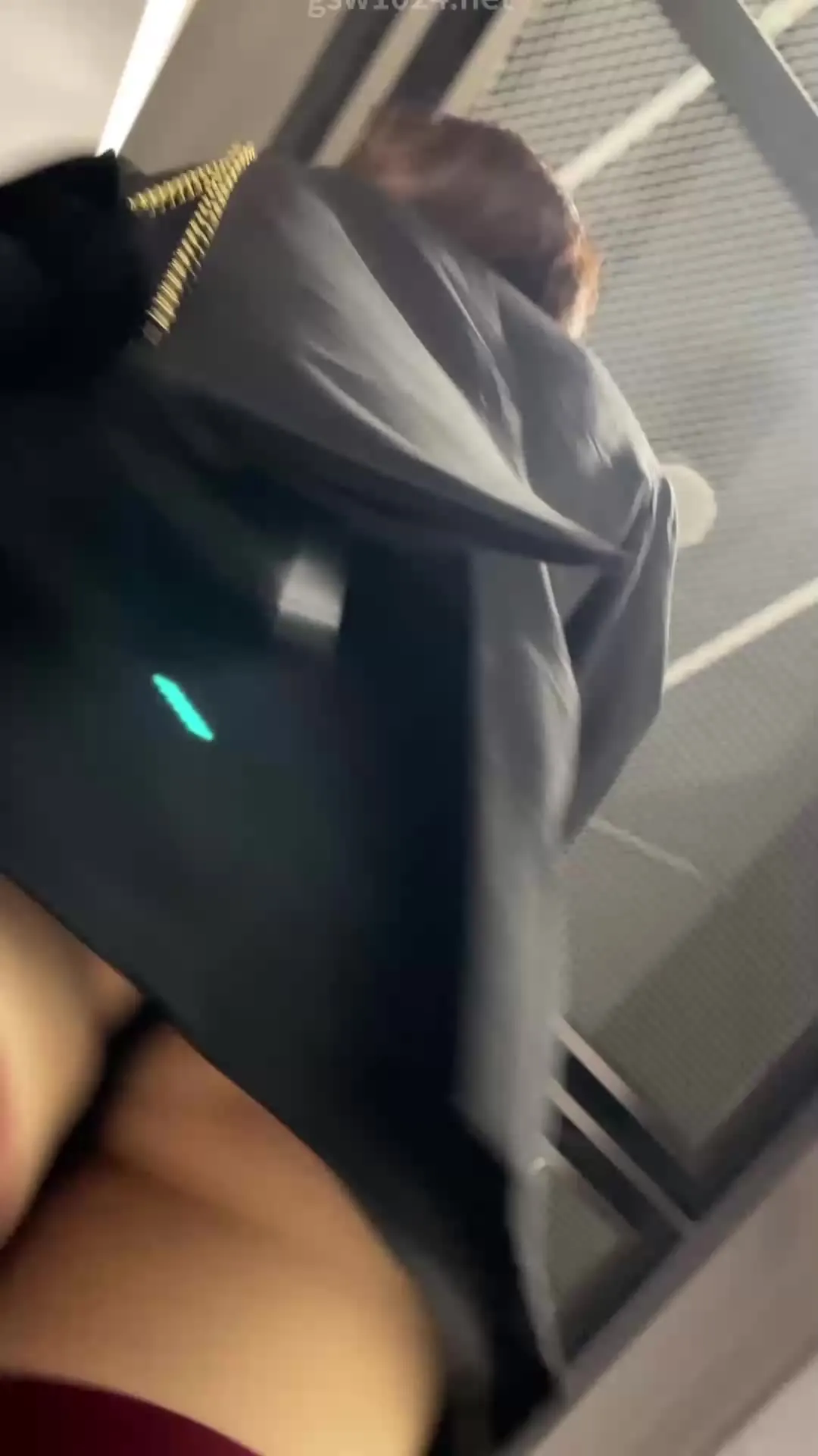 Culotte séduisante sous une jupe en soie noire