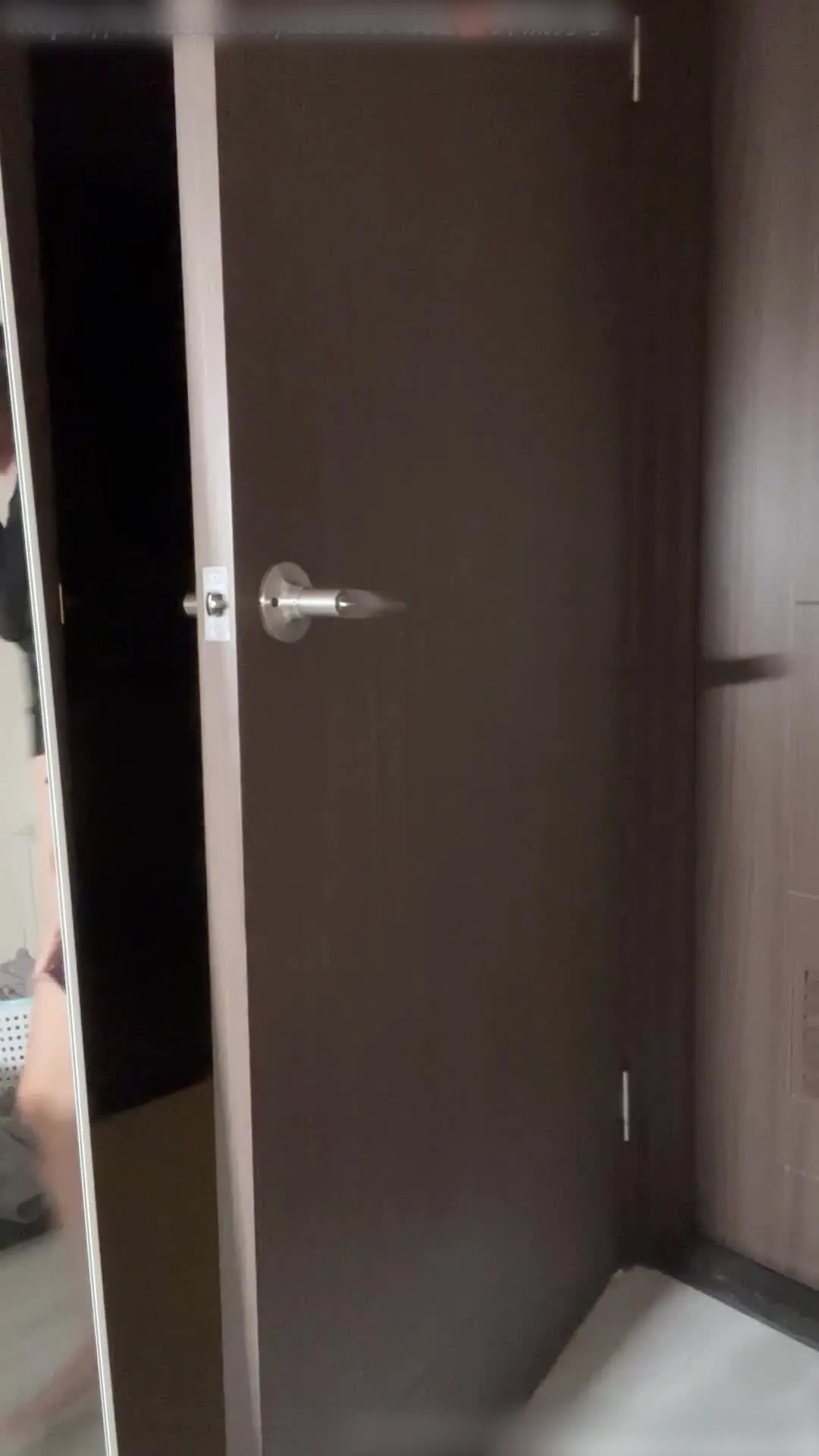 Es ist lange her, dass ich so eine Schlampe mit kurzen Haaren gesehen habe, und diese Fotze werde ich einmal in meinem Leben ficken.