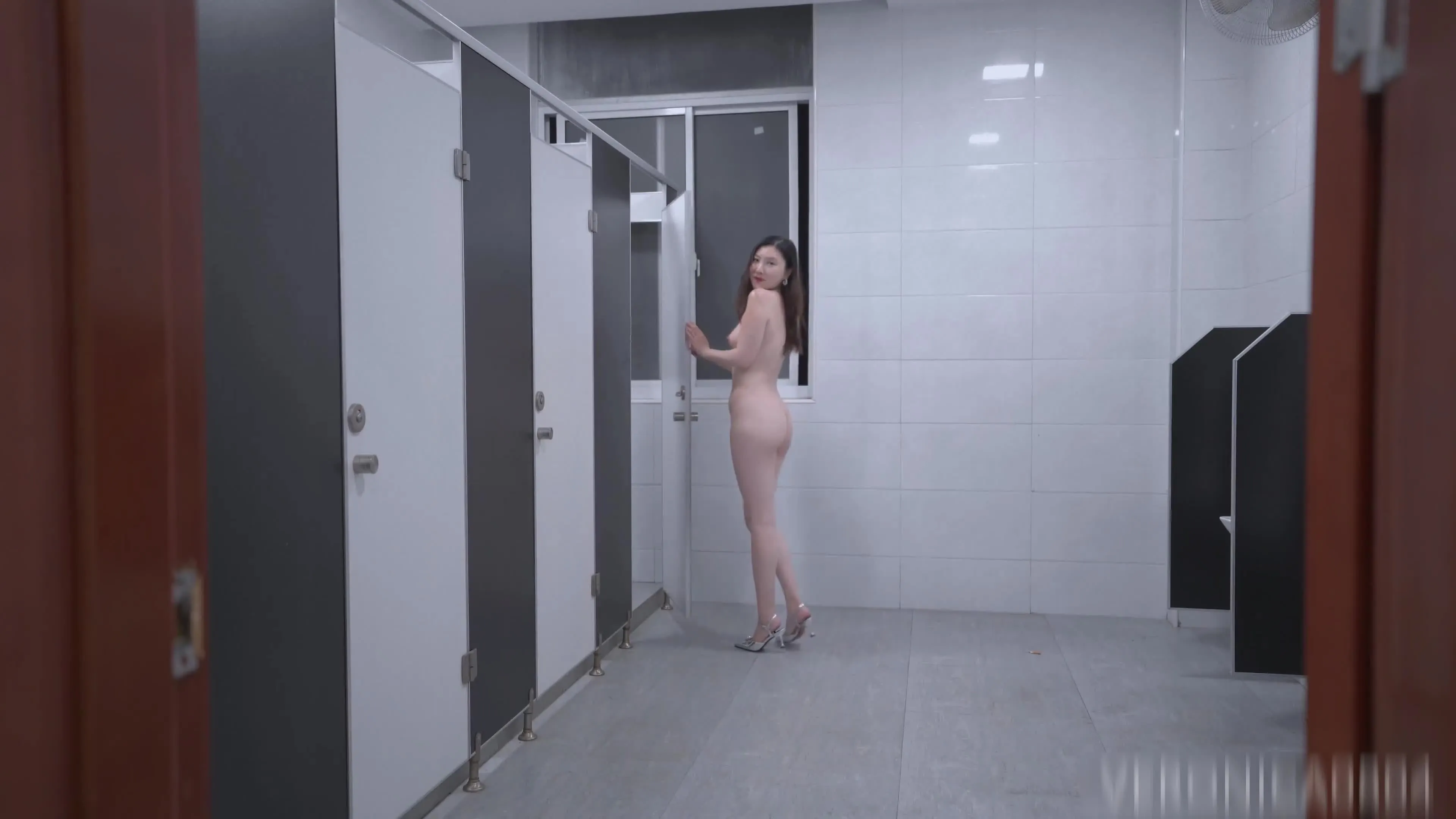 베로니카지아 패션 디렉터가 화장실에서 남성 비서와 성관계를 갖는 모습이 공개됩니다.