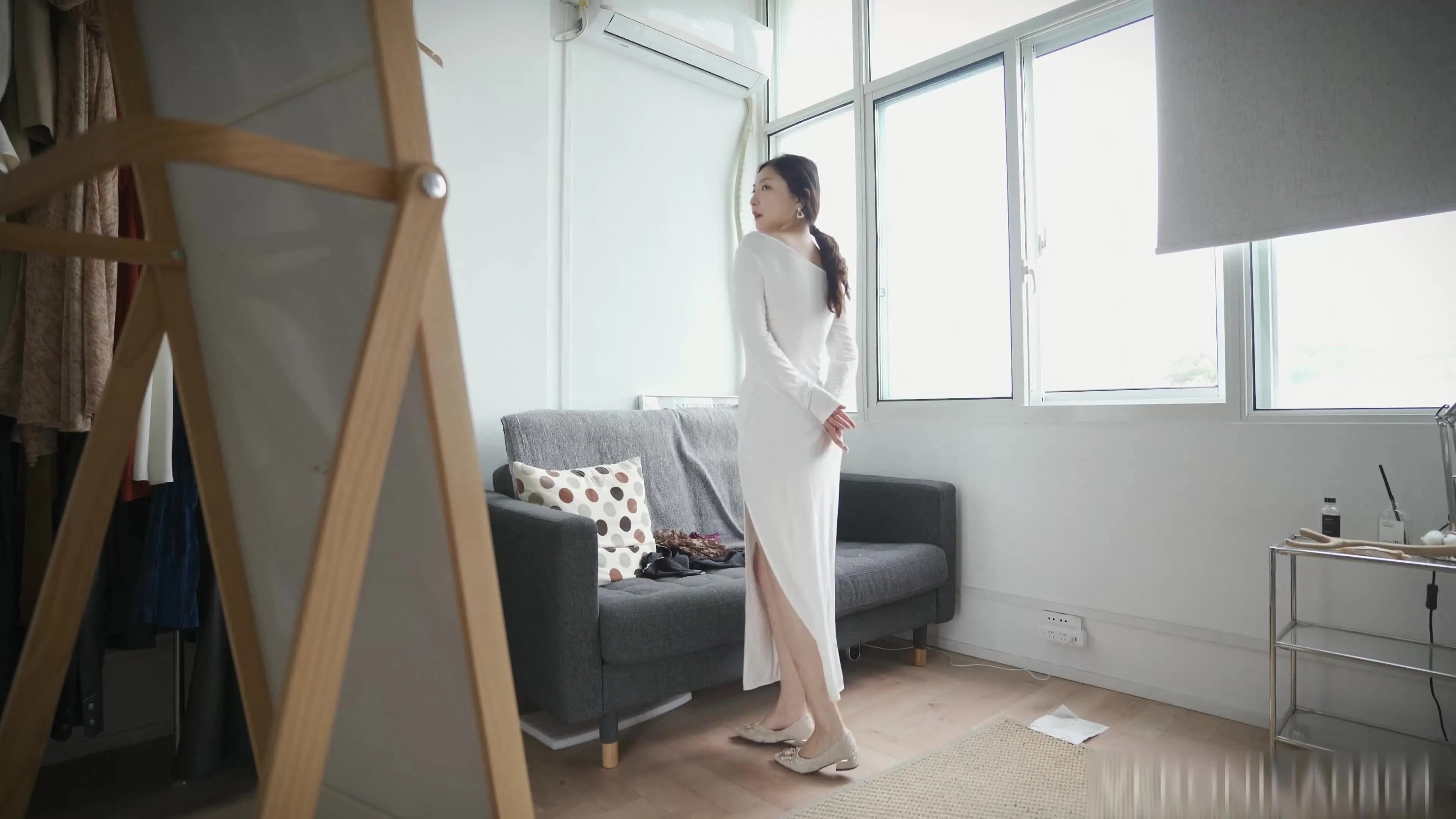 Le directeur d'une entreprise de mode essaie des vêtements dans une salle d'échantillonnage et a des rapports sexuels passionnés avec son assistant masculin ! La jeune femme est particulièrement habile