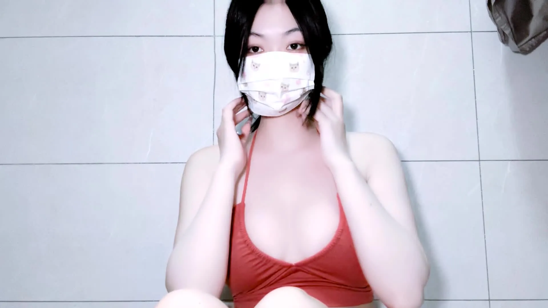 Nữ thần trong sáng với làn da trắng mịn, giả JB điên cuồng đâm vào, thủ dâm sướng đến mức phun ra nước trắng.