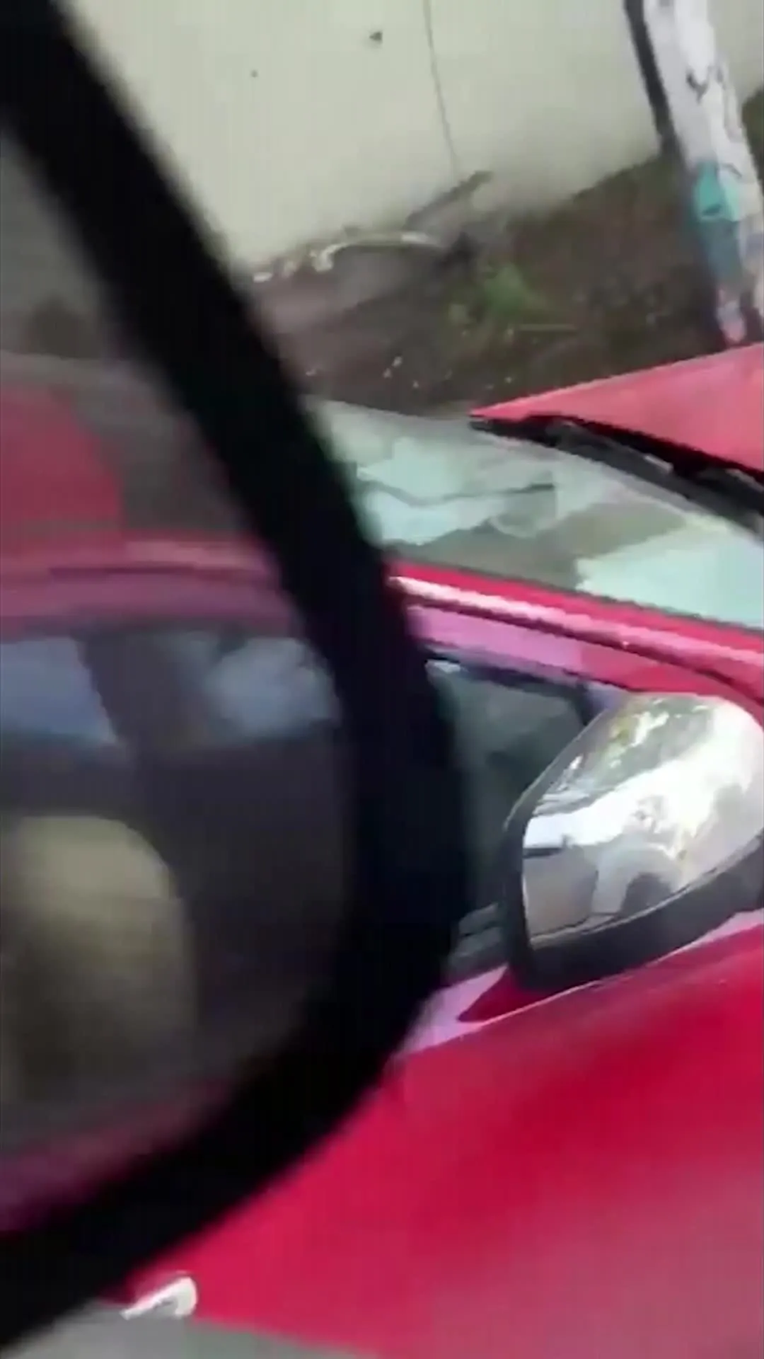 Kapı kazası, arabada istemeden bir bakış_Cap! Yanımdaki arabadaki çift ne yapıyor?