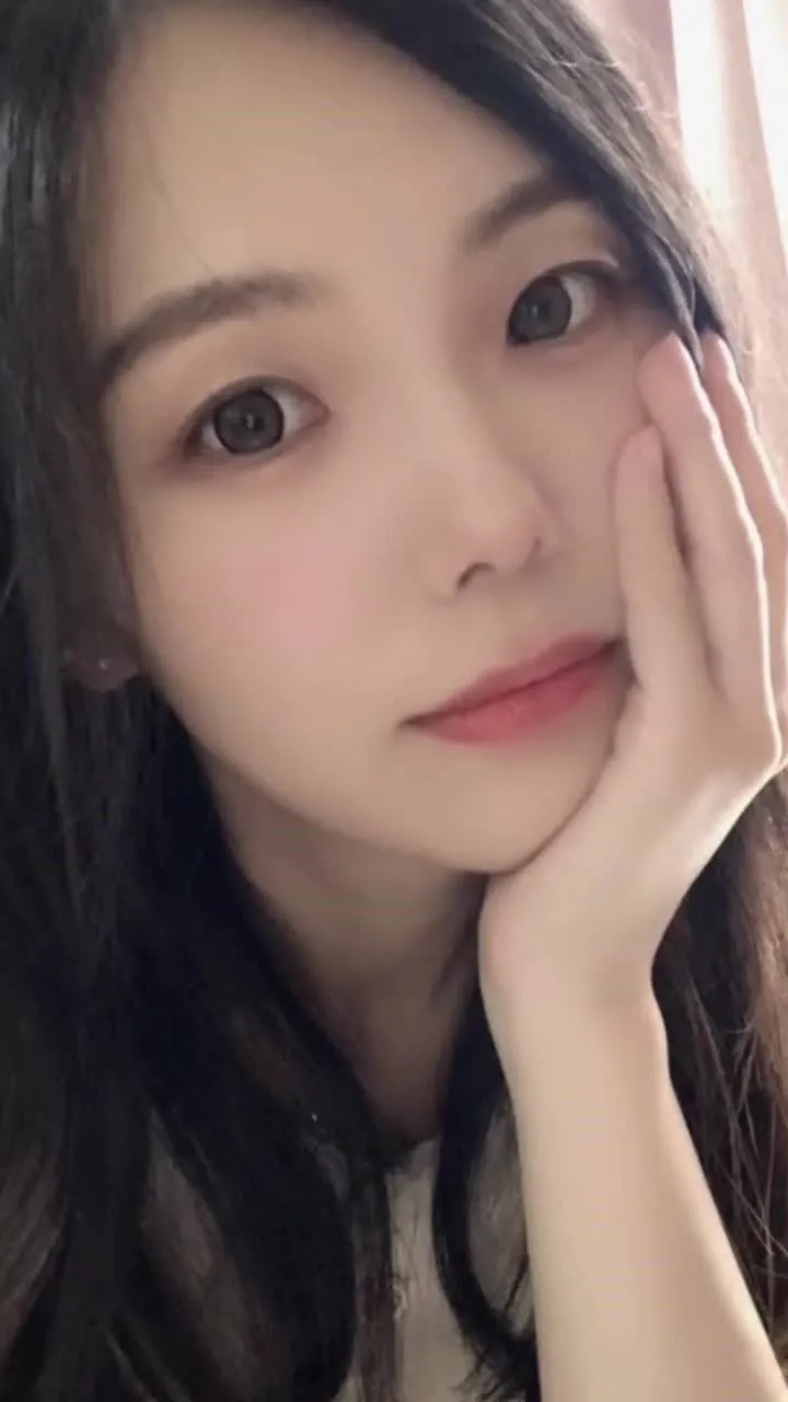 Das Plätschern ist so verführerisch, das Wasser, das an meinen Hintern klatscht, fühlt sich so gut an.