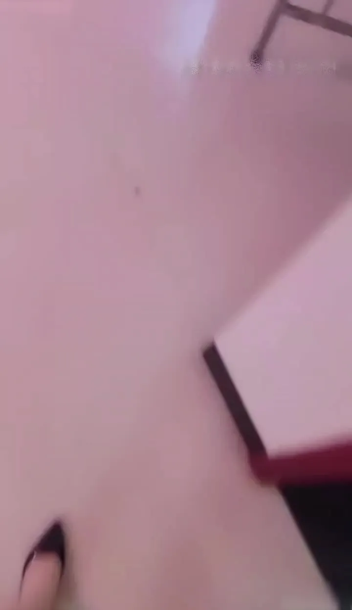 Une femme dévergondée séduit deux garçons à emporter en même temps et se faufile dans une double prise de vue à trois depuis l'embrasure de la porte.