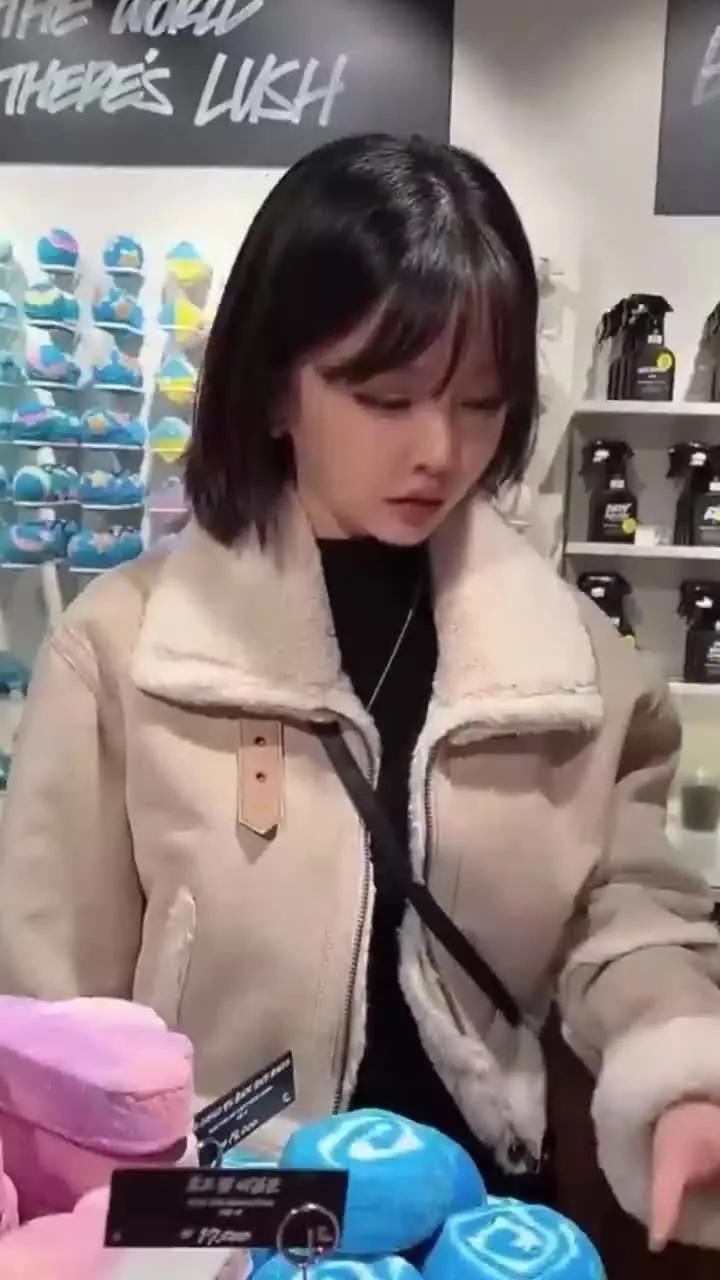 Fotografía en HD de una ex integrante de un grupo de chicas surcoreano emborrachándose y luego la protagonista femenina ofreciendo su coño ¡y la cámara no deja de mirar a la familia!