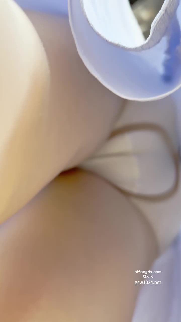 치마 속을 들여다보는 것은 저의 큰 즐거움 중 하나입니다.