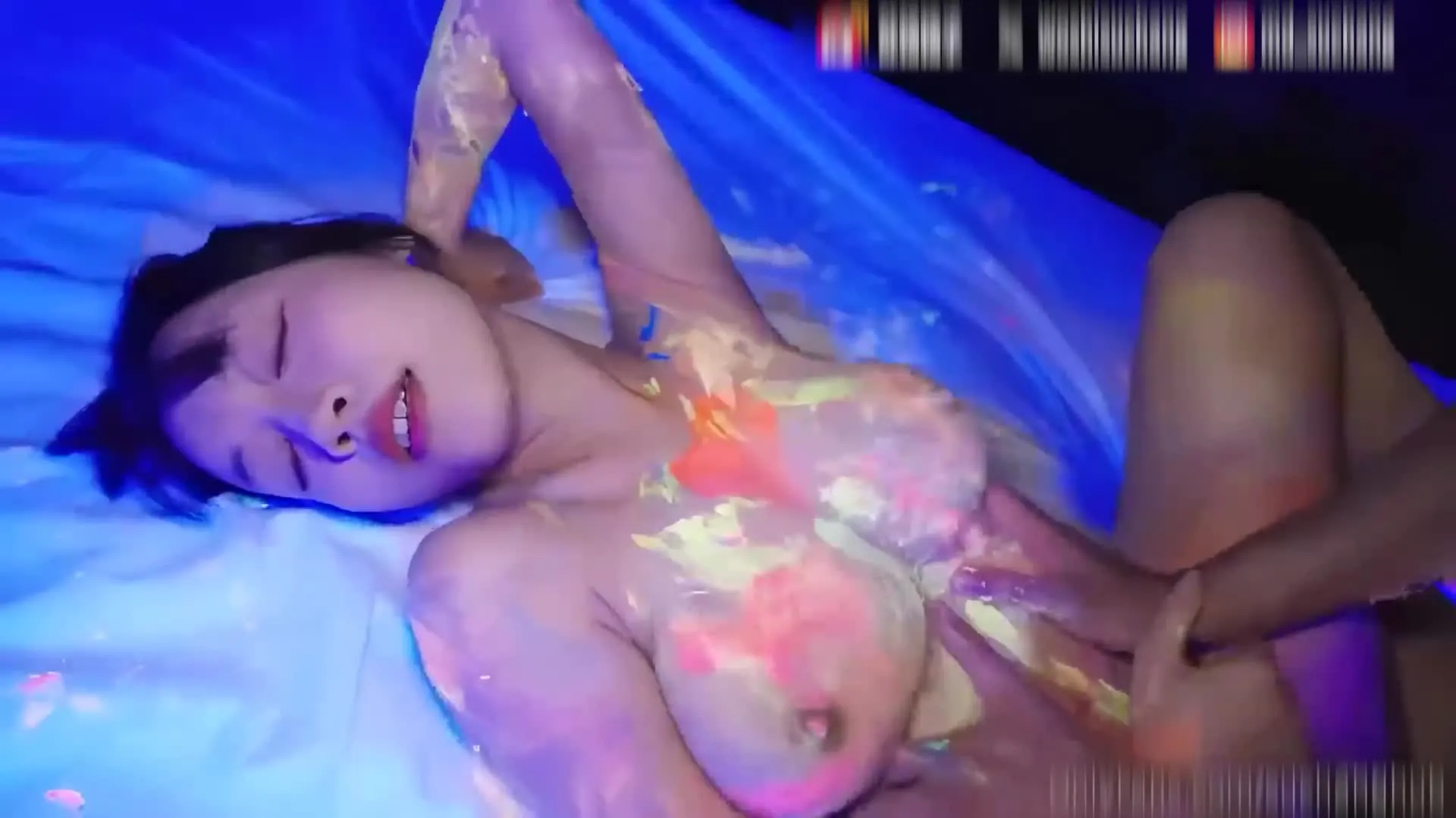 OnlyFans Popularität riesige Titten Lizenzgebühren [Su Chang] neuesten Werke - Ganzkörper mit fluoreszierenden Pigmenten gemalt, Sex unter dem schwarzen Licht, visuelle Super-Effekt!