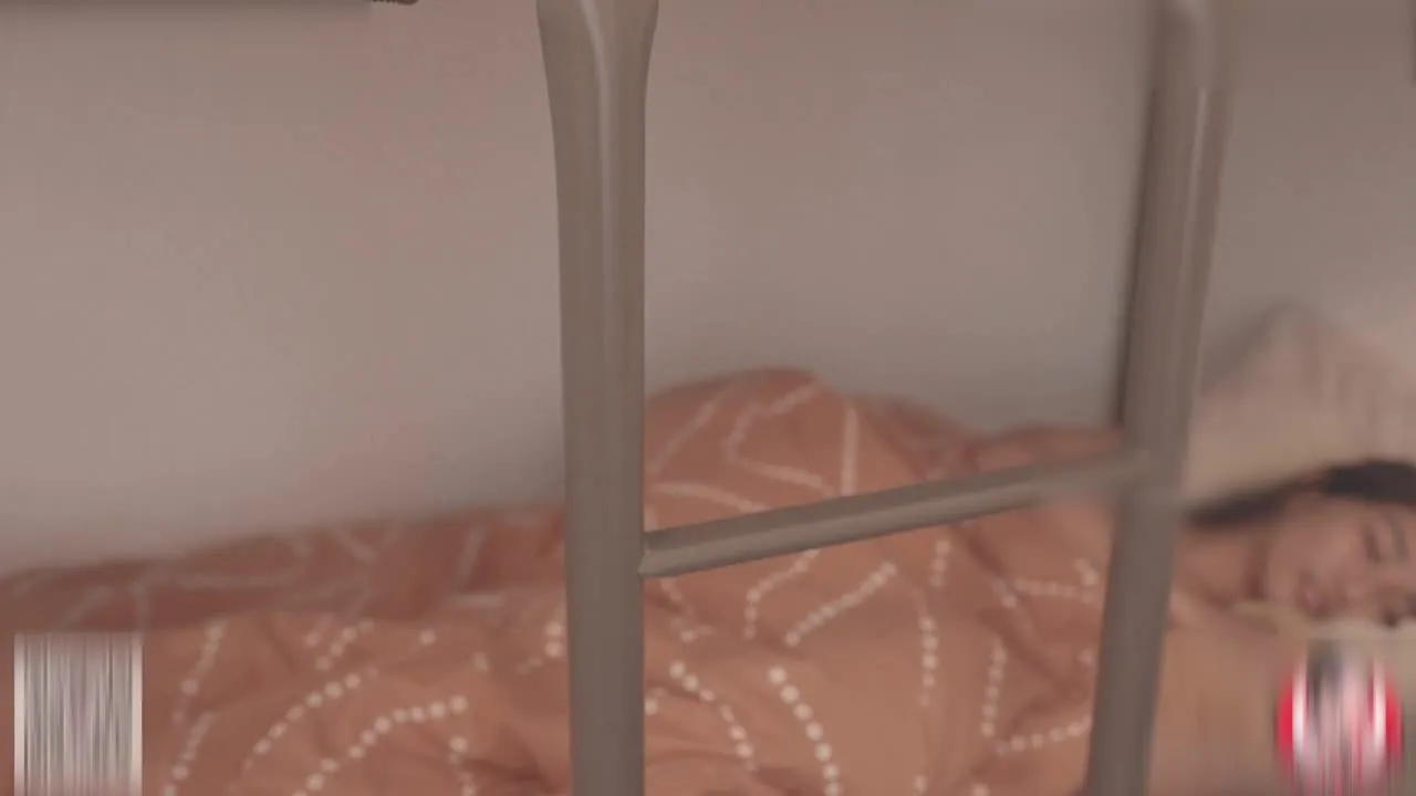 오른쪽 눈을 똑바로 뜨고 침대에 오르세요! 아시아 레이스가 보지를 핥고 위에서 분출합니다.