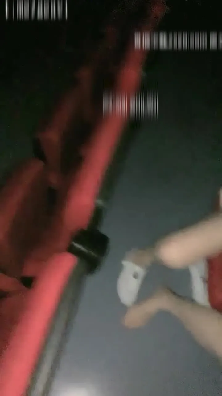 Một cô gái mặc đồng phục học sinh trung học đã quyến rũ một chàng trai trong rạp chiếu phim và quan hệ tình dục ngay tại đó.