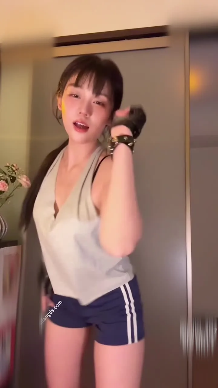 Посмотрите на танец Кукурузы в стиле джиттербаг, сиськи двигаются как сумасшедшие!