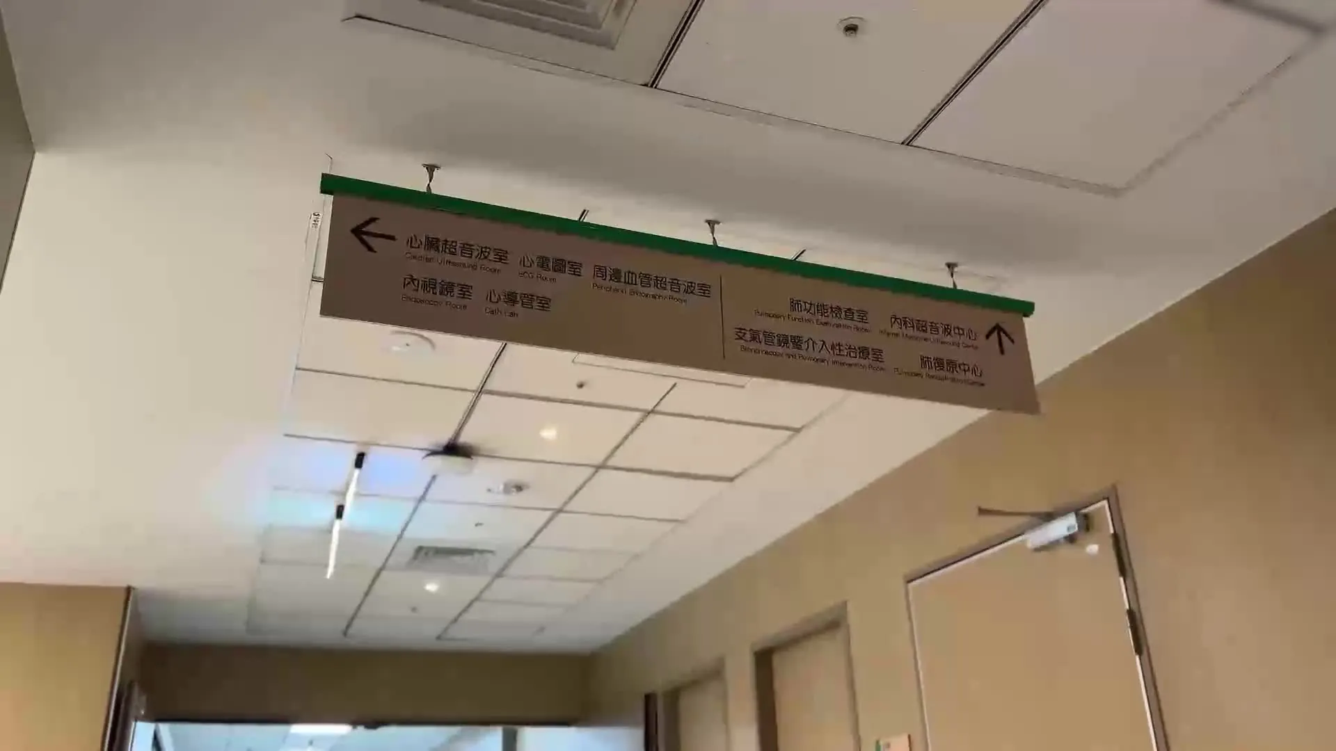 Erkek doktor, kadın doğum görevlisine ücretsiz vücut kontrolü yapmayı teklif ediyor ve kadının gitmesini engellemek için amını itmeye devam ediyor!