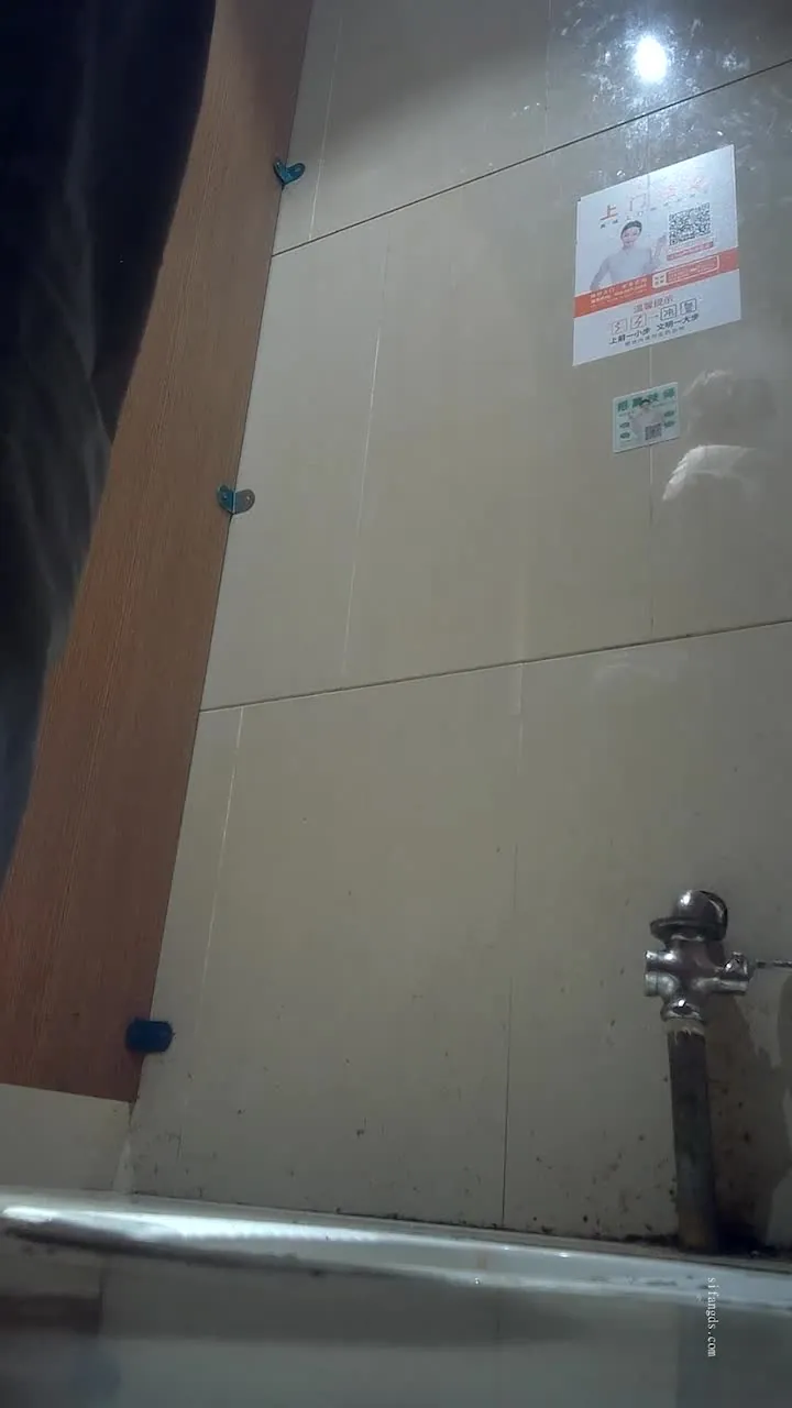 Das Toilettenspanner-Mädchen kratzt immer noch an ihrem Handy