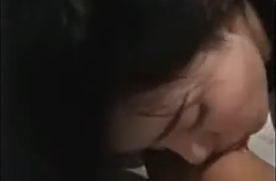 Cô gái xinh đẹp trong video này có thân hình và nhan sắc đáng giá từng đồng, không ngờ kỹ năng oral sex của cô ấy còn xuất sắc hơn nữa.