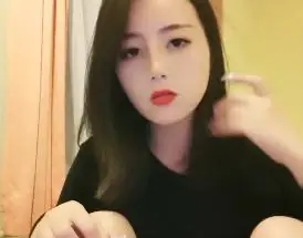 濡れた服、半分小道具のオナニーベッドで漏れる乳房 挿入されたオマンコ、そして挿入された菊の花