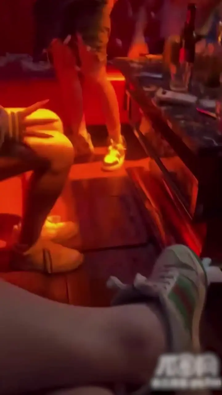 ¡Guangdong KTV fiesta pervertida! ¡Extremadamente sexy pequeña perra tomó la iniciativa de pedir a la mierda una rica segunda generación para ser digitación y violada y se abrochó con chorros orgásmica!