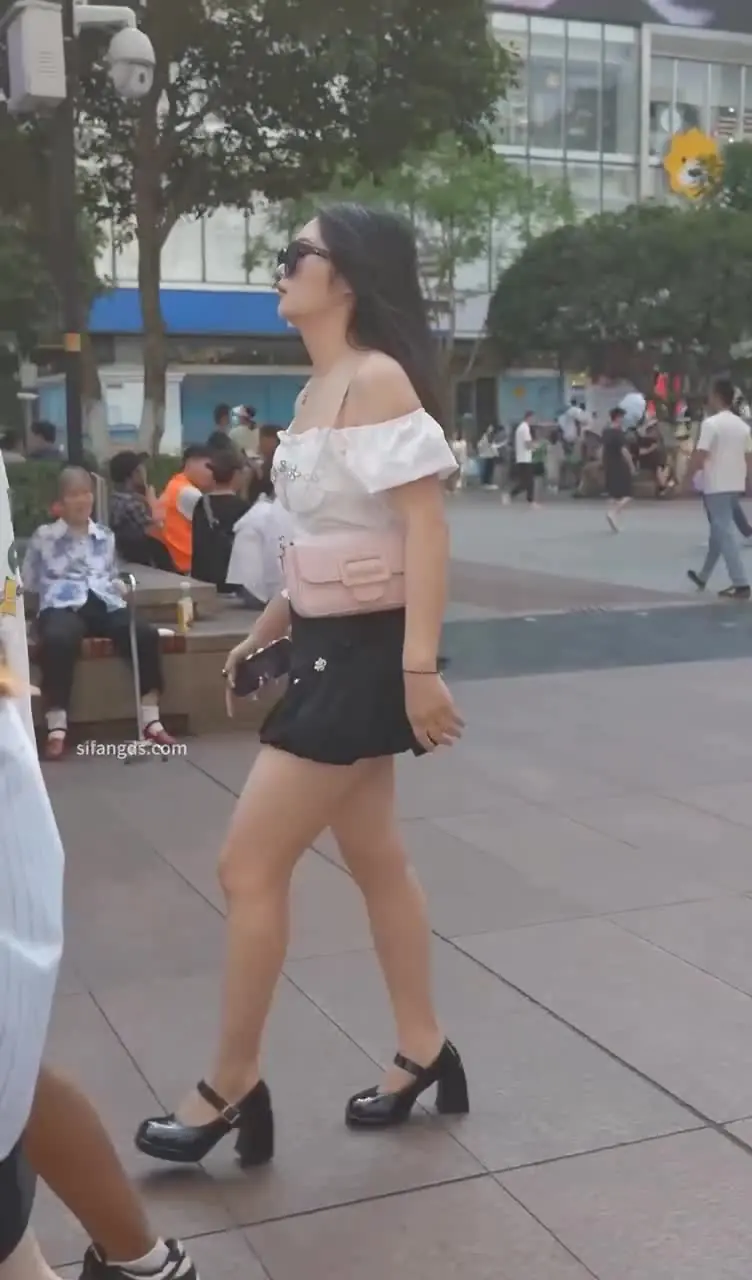 韩国 裸 贷 - 猜猜小姐姐内裤是什么颜色～