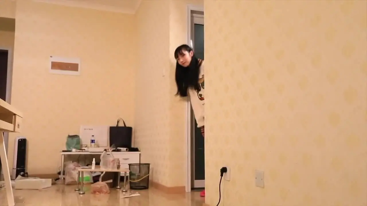 Người phụ nữ trẻ đẹp huấn luyện nô lệ nam bị khóa bằng gai, SM liếm chân.