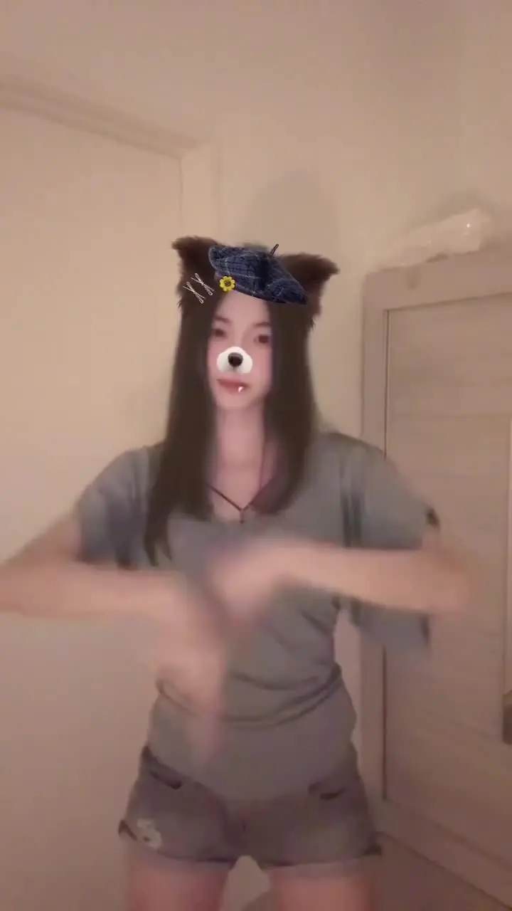 04 168 спереди и сзади большая женщина с красными губами и отличной грудью B+.