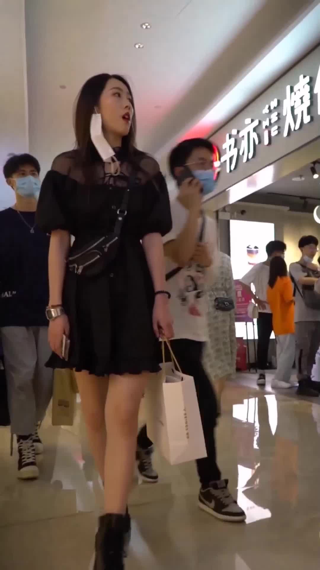 Серия "Погружение"! В торговом центре тайно сфотографировали высокую императорскую сестру в черной короткой юбке под мультяшными трусиками, полная дыра шлюхи криво зацепила душу