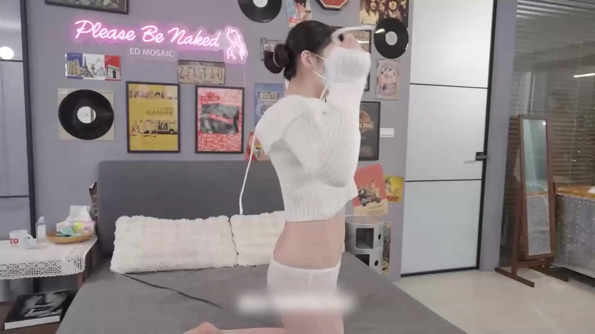 L'ultima volta era stata la timida fidanzatina portata dal fidanzato, questa volta è tornata sulle proprie ginocchia per contenere quattro non basta, ma ha anche aperto attivamente la bocca per implorare un colpo al viso!