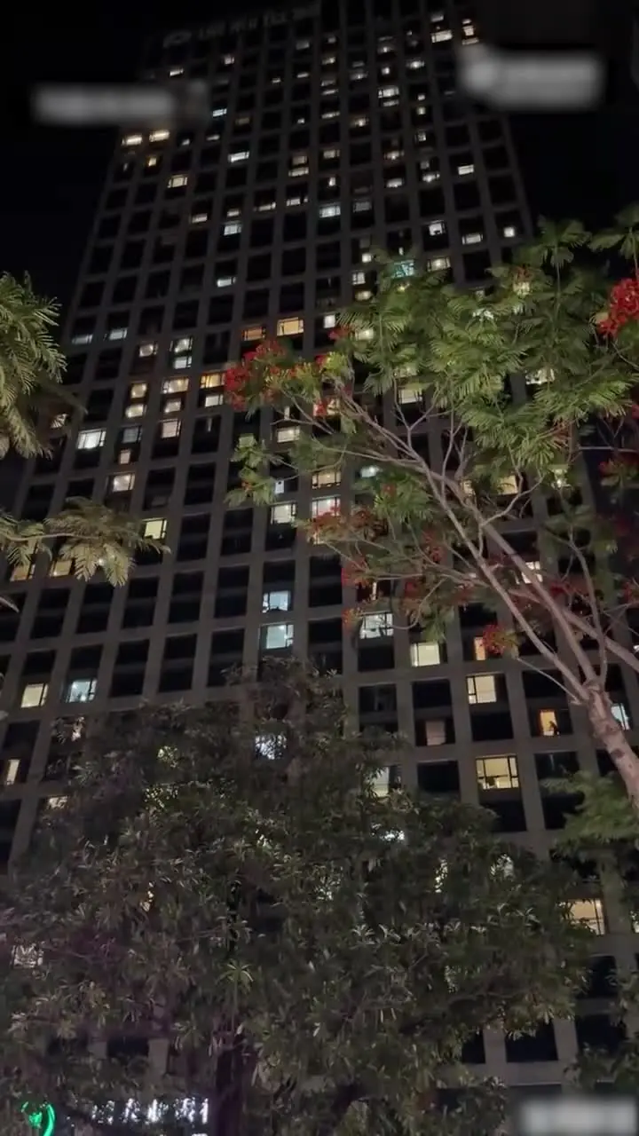 広州ホタル・コミックコンでは、カーテンを開け放った窓辺の前でわいせつなシーンが目撃され、観客は携帯電話を掲げて犬と妻の情熱的な瞬間を記録していた！