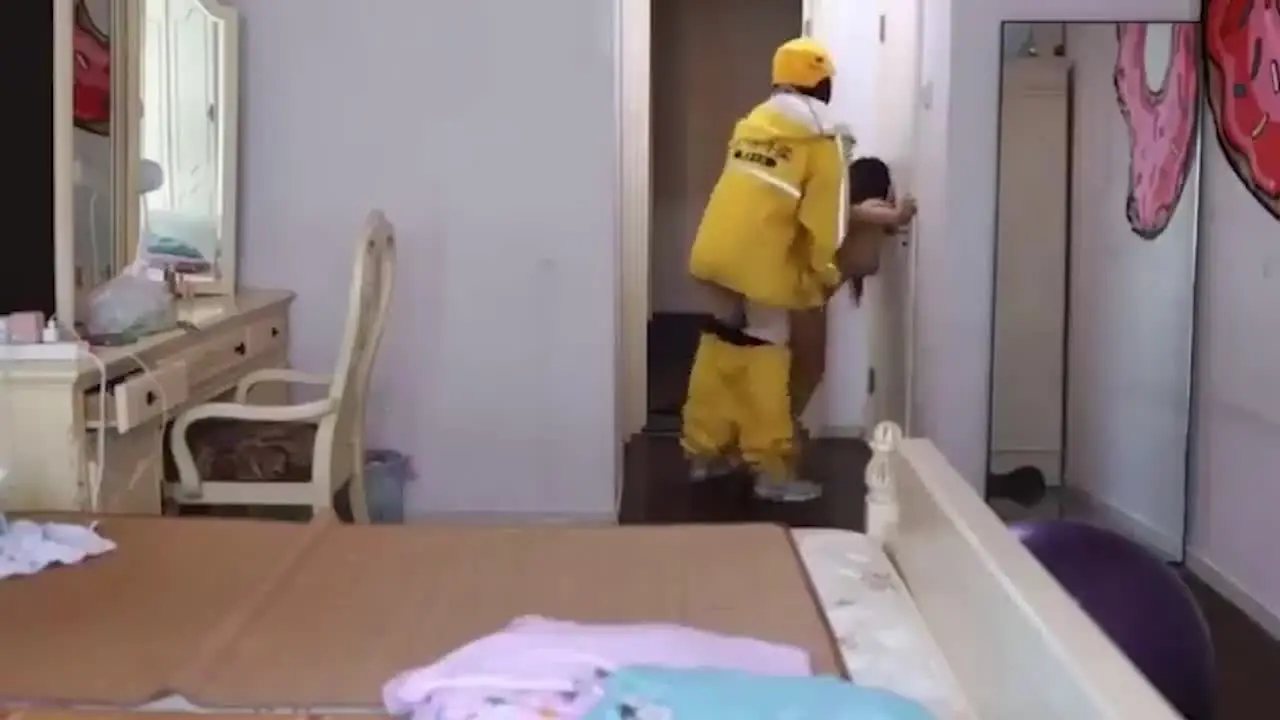 Tirando impiccagioni senza sosta Deliveryman energico amore obbligatorio