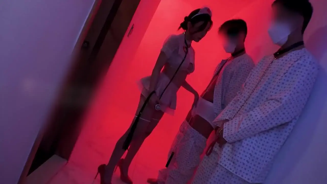 Y tá gợi cảm huấn luyện tình dục nhiều nam giới M