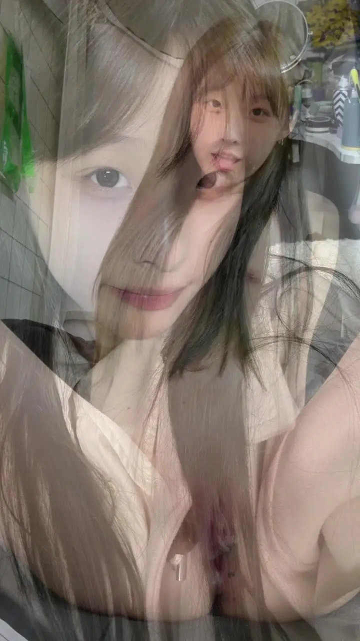 Una puttana di un'università di belle arti, la cui webcam è stata divulgata.