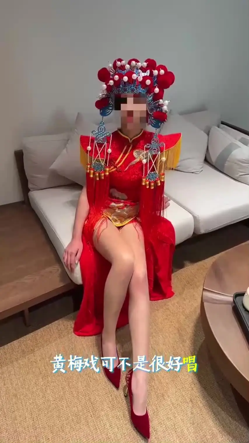 언니가 독특한 중국 드레스를 입으면 얼굴에 뿌려진 물이 두 배로 침투할 수 있습니다!