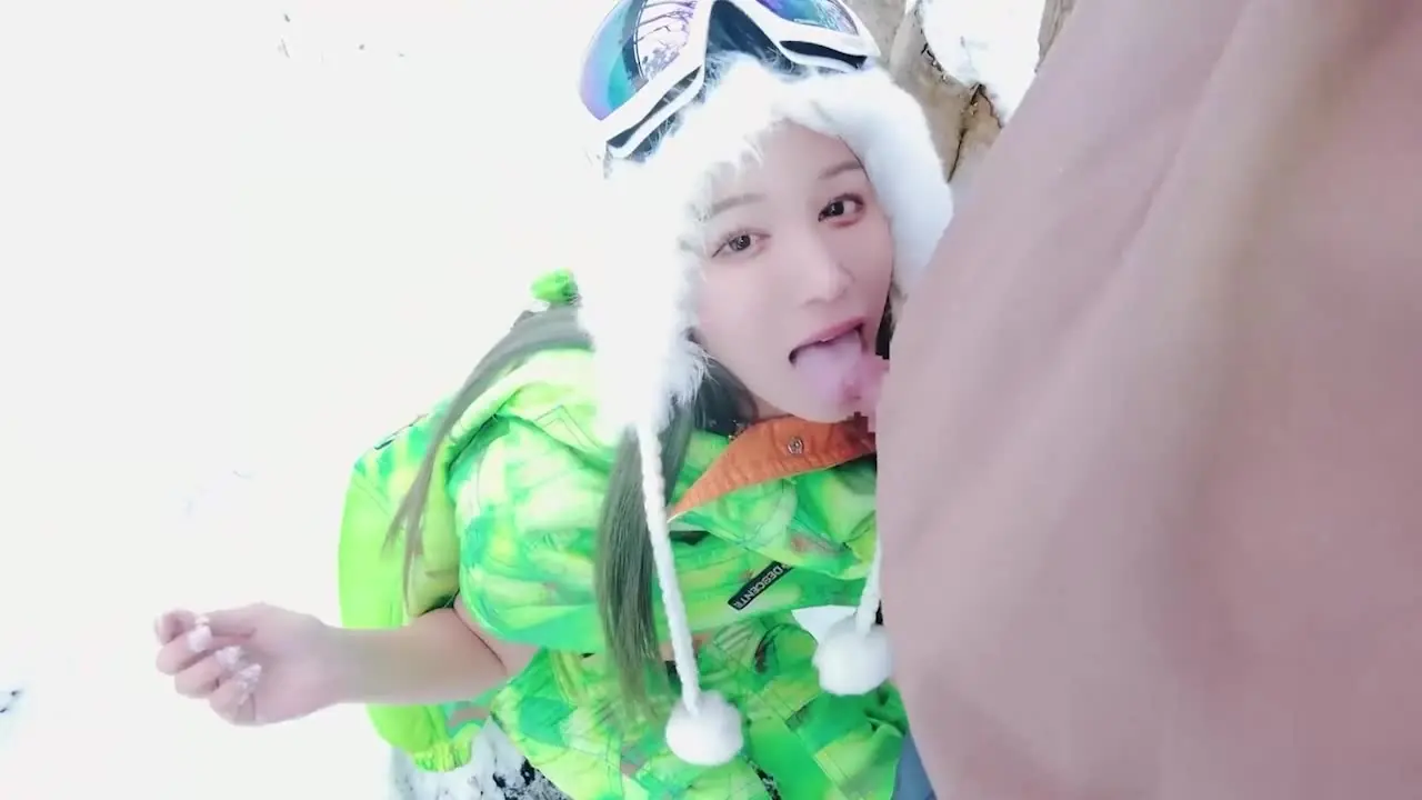 Yüksek hızlı demiryolu tanrıçası Naomii, tutkulu ve heyecan verici sekste bir kayak pistinin kenarında bir kayak kıyafeti giyiyor, dahili olarak süper güzel deniz kulağı beyaz kaplan kedi.