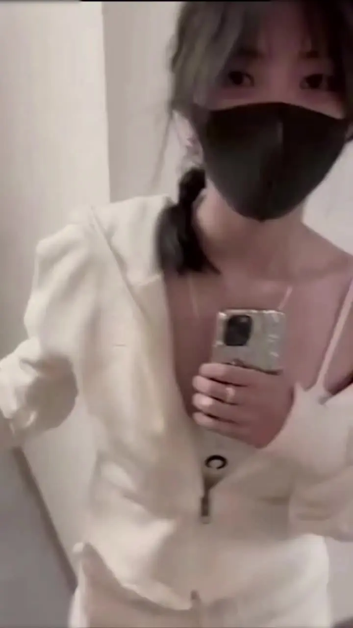 La vecina me dijo que me enseñaría algo bonito en el pasillo.