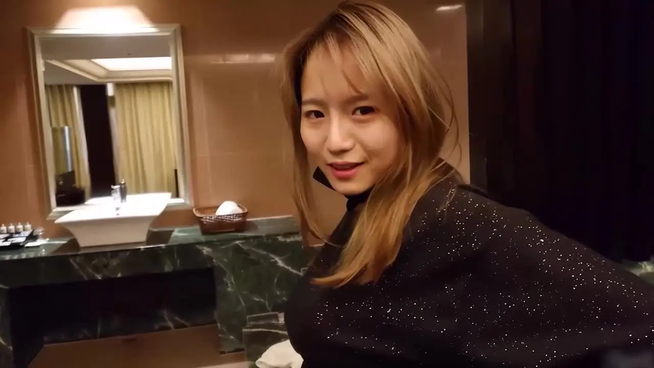 Sorella con tette a D, incontri con tette posteriori che scuotono a letto