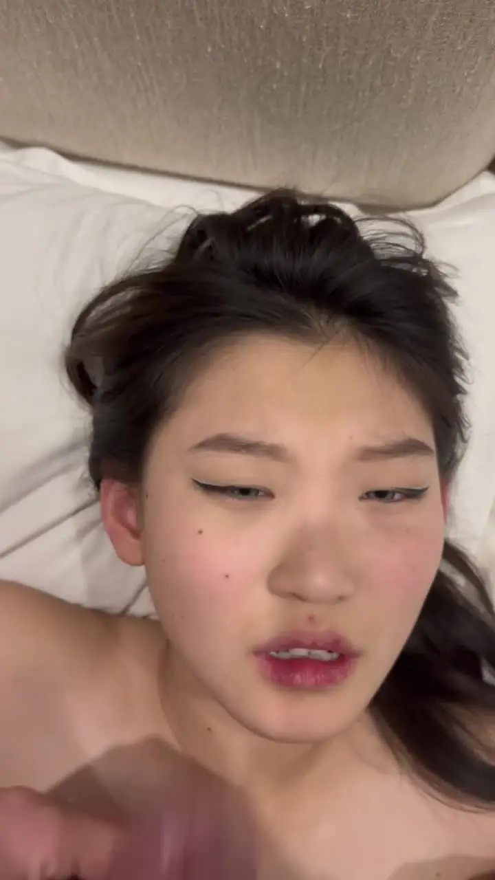 Nữ sinh viên có sự tương phản cực độ đến nhà anh ta tự do chụp ảnh selfie.