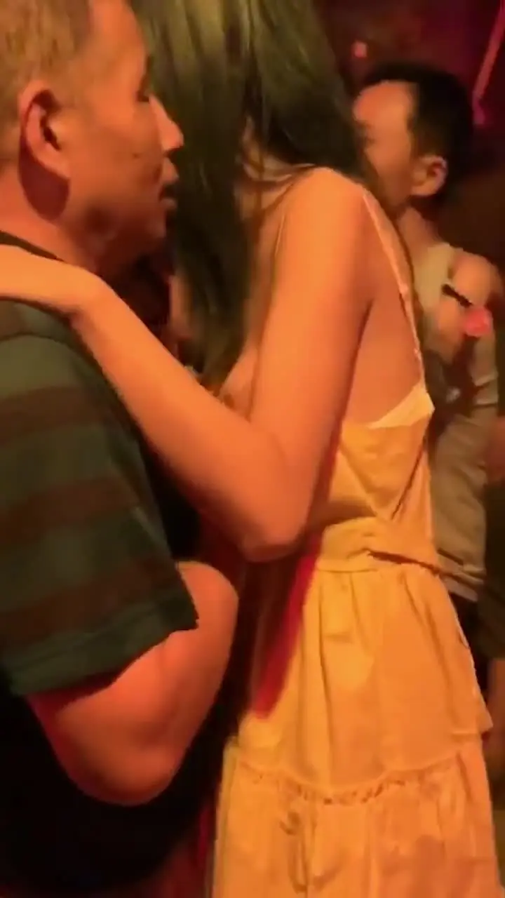 Affedersin ihtiyar, lütfen göğüslerini avuçlamayı kes.