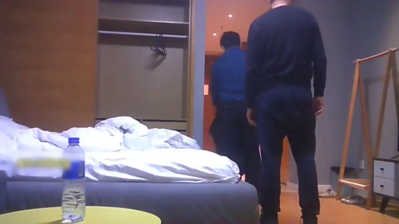 老师自慰 - 气质眼镜人妻被绿帽老公献妻