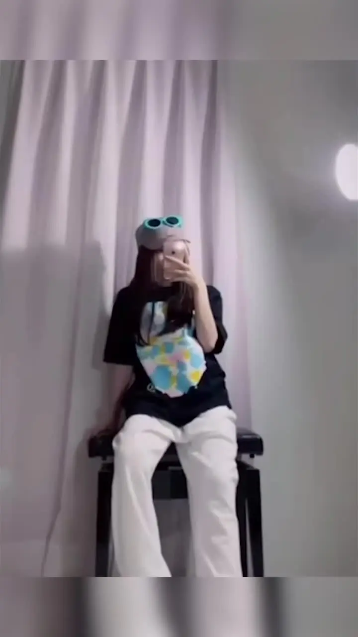 Hochkarätige Schönheit Blogger [Chen Ling] unanständig Video Exposition, und Ex-Freund das Bett Leidenschaft, die weißen Mondlicht in eine lüsterne Schlampe war hart ficken