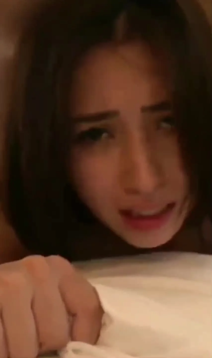 A expressão da Chu faz-nos querer foder a sua cona de puta só de olhar para ela.