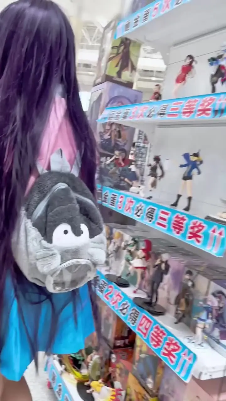 Studentin mit kurzem Rock, die alleine einkauft. Hält ihren Arsch hoch, um dir weiße Dessous zu zeigen