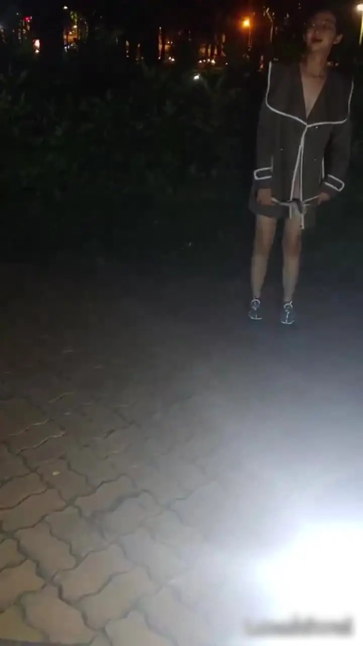 Vietnam gözlüklü orospu sumslavedog süper oynamayı sever Escort üçlü iki horoz çekerek ileri geri oral seks yalıyor