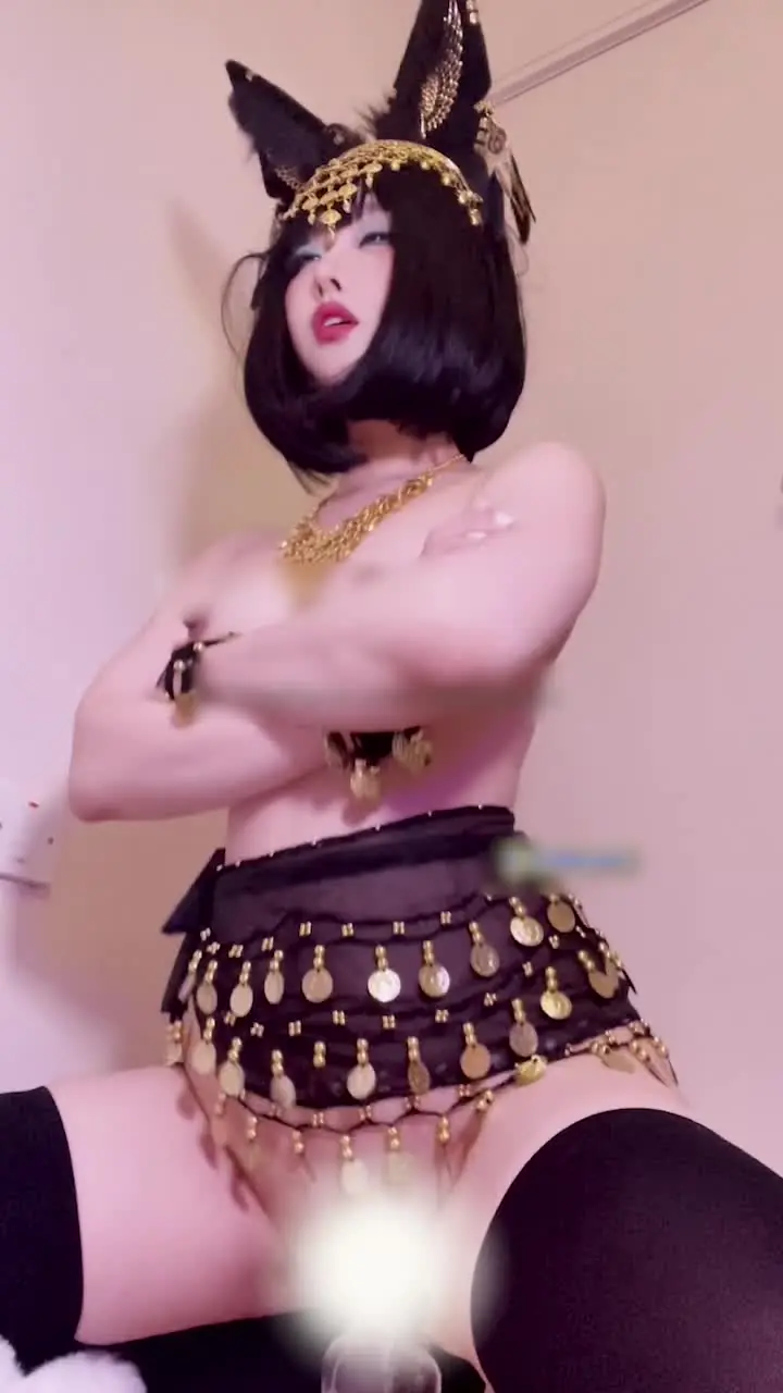 The Egyptian cat shakes her pussy again and thrusts wildly to the music!