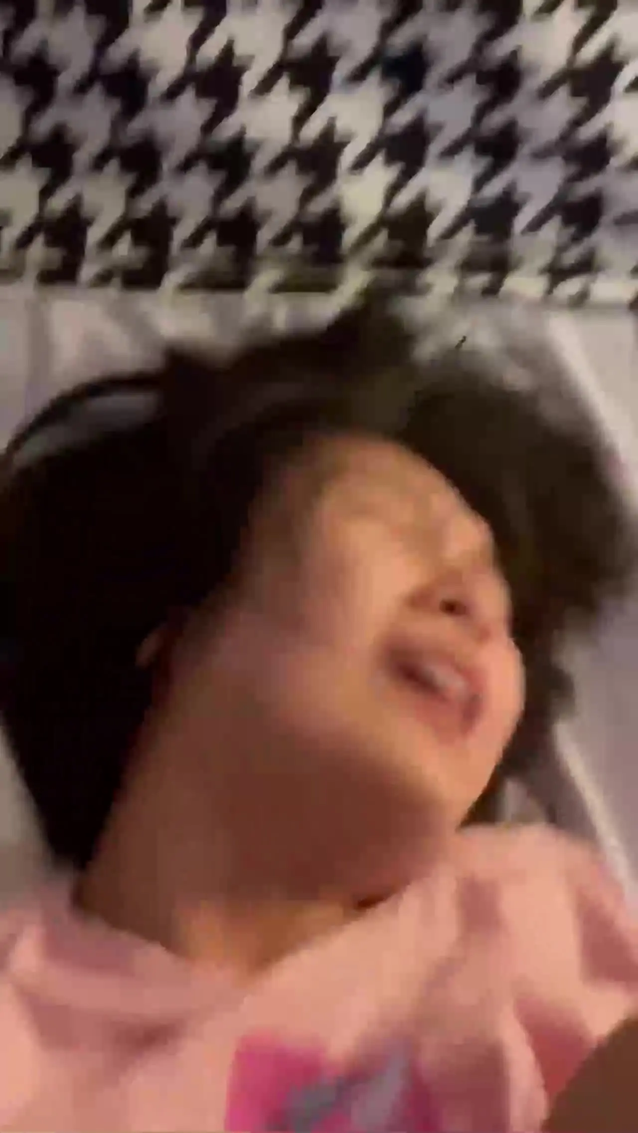 exfeed - 清纯可爱的大学生妹子被男友拉到酒店直接爆操抽插，强制操到高潮，妹子即爽快又疼的被操哭了