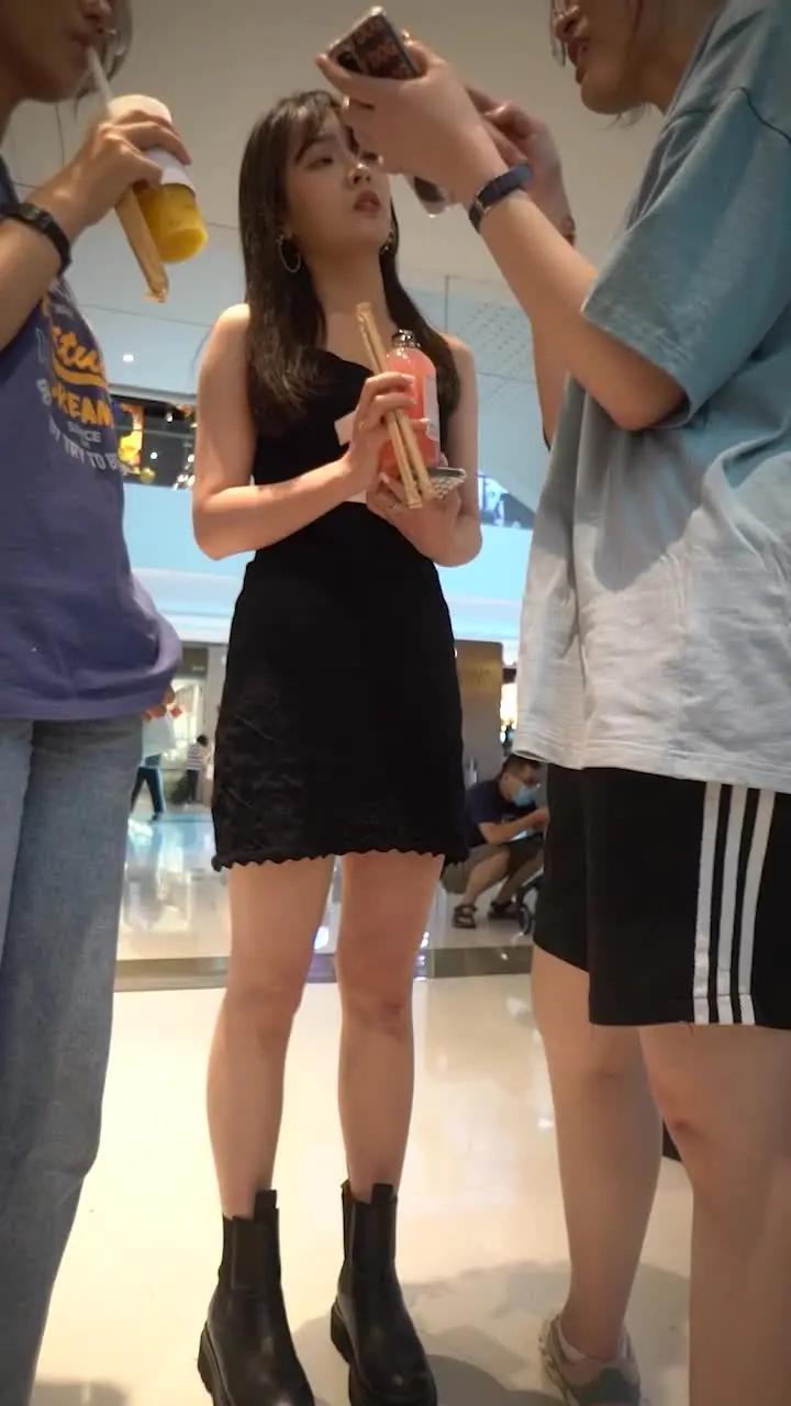 日本 av 无码 - 黑色长裙性感美女，肤白貌美大长腿 外表看起来清纯，内在确有一个放荡不羁的心，也不知道有没有穿内裤